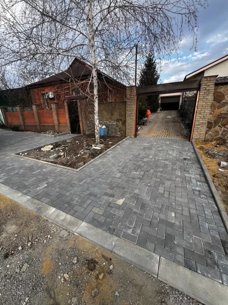 Укладка тротуарной плитки в "ёлочку"